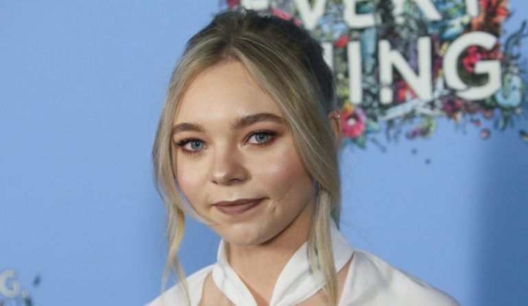 The Biography of Taylor Hickson – A Canadian Actress, Singer-Songwriter 