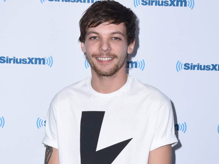 Is Louis Tomlinson Gay, Who Is The Girlfriend Or Wife, Net Worth, Siblings, Son And Mom